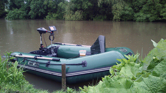 Bateau vert kaki Charles Oversea peche